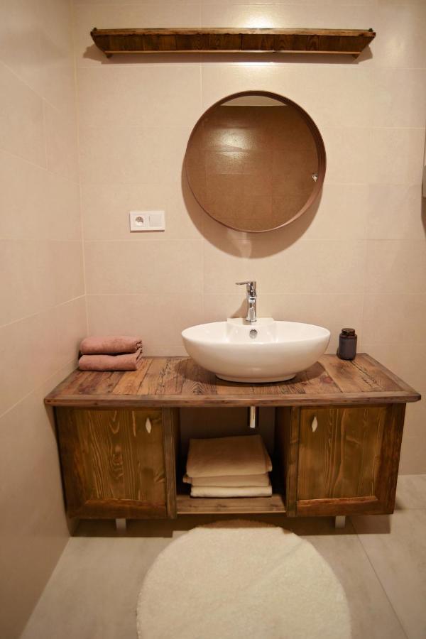 Art Gallery Apartment Nové Zámky Екстериор снимка