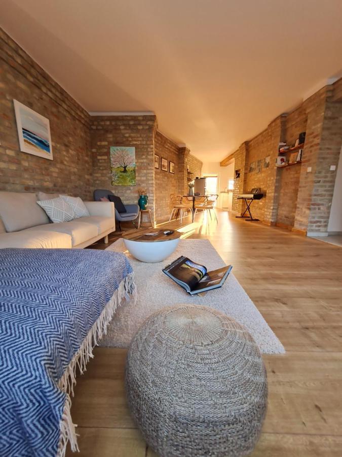 Art Gallery Apartment Nové Zámky Екстериор снимка