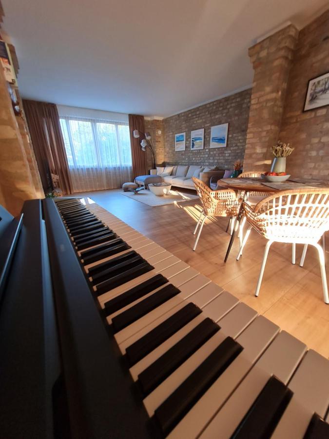 Art Gallery Apartment Nové Zámky Екстериор снимка