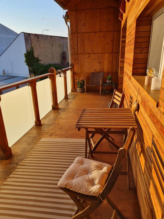 Art Gallery Apartment Nové Zámky Екстериор снимка